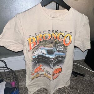 Ford bronco tshirt
Men’s small but fits women xs/small
Beige with color hints